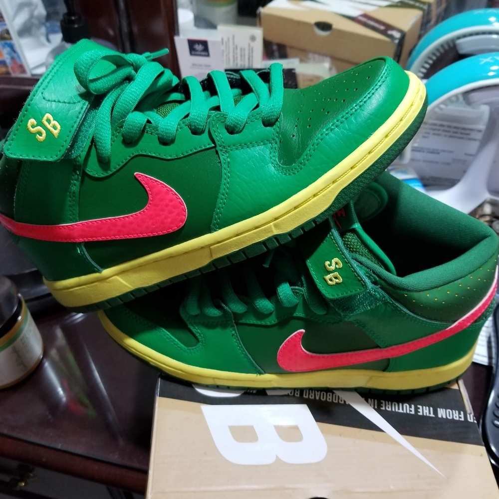 Nike dunk rare sz 6